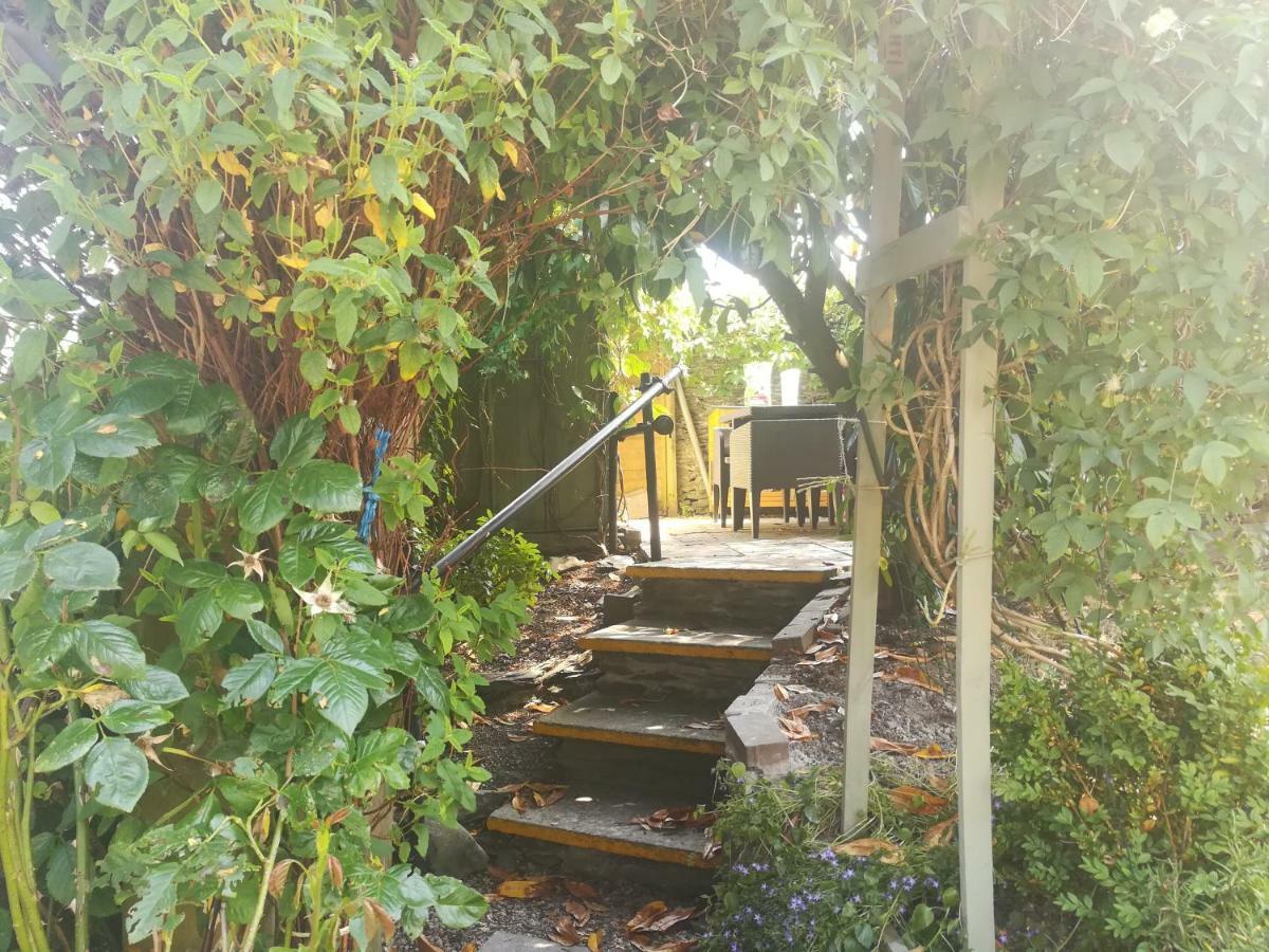 Bed and Breakfast Y Garreg Wen Llanybydder Екстер'єр фото